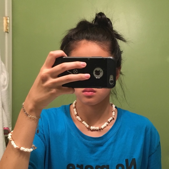 Matching shell necklace and bracelet - Picture 3 of 3